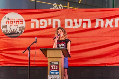 Hayfa, İsrail - Haziran 07, 2025: Protesto lideri Rotem Perelman - Farhi kalabalığa sesleniyor, savaşı sona erdirme, rehine anlaşmasının tamamlanması ve yeni seçimler çağrısında bulunuyor. Hayfa, İsrail