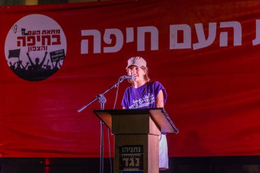 Hayfa, İsrail - 7 Haziran 2025: Birlikte Ayakta Duran aktivist Eliah Levin, savaşa son verilmesi, rehine anlaşmasının tamamlanması yönündeki protesto mitinginin bir parçası olarak kalabalığa sesleniyor. Hayfa, İsrail