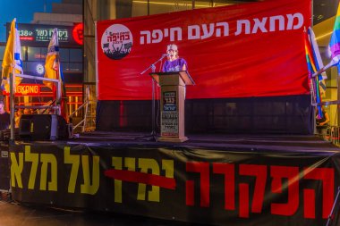 Hayfa, İsrail - 7 Haziran 2025: Birlikte Ayakta Duran aktivist Eliah Levin, savaşa son verilmesi, rehine anlaşmasının tamamlanması yönündeki protesto mitinginin bir parçası olarak kalabalığa sesleniyor. Hayfa, İsrail