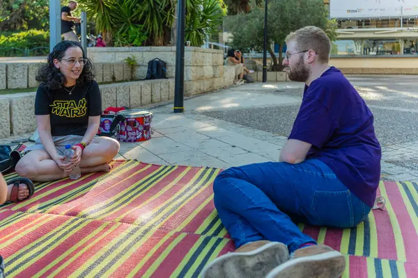 Hayfa, İsrail - Haziran 07, 2025: Bir protesto yürüyüşünden önce bir araya gelen grup konuşma çemberi oluşturdu. Hayfa, İsrail