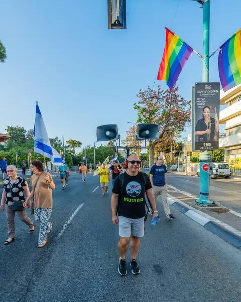 Hayfa, İsrail - 07 Haziran 2025: İnsanlar Hayfa, İsrail 'deki bir protesto yürüyüşüne katılıyor