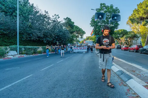Hayfa, İsrail - 07 Haziran 2025: İnsanlar Hayfa, İsrail 'deki bir protesto yürüyüşüne katılıyor
