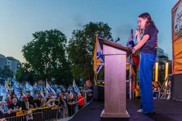 Hayfa, İsrail - 7 Haziran 2025: Ela Lavie, savaşın sona ermesi, rehine anlaşmasının tamamlanması ve yeni seçimler için düzenlenen protesto mitinginin bir parçası olarak kalabalığa sesleniyor. Hayfa, İsrail