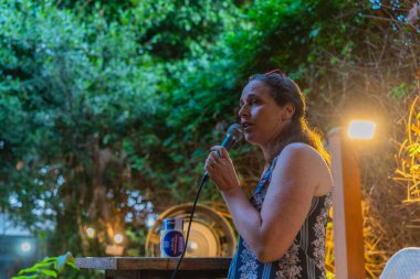 Hayfa, İsrail - Haziran 08, 2025: Dr. Rotem Sivan-Hoffmann, Uyanık Anneler (Ima Dönemi) üyesi, Demokratlar partisinin yerel bir meclisinde kalabalığa sesleniyor. Hayfa, İsrail