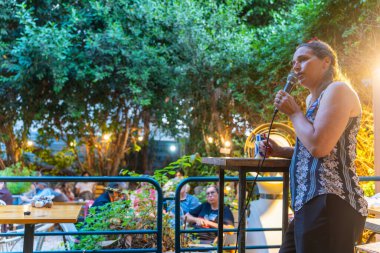 Hayfa, İsrail - Haziran 08, 2025: Dr. Rotem Sivan-Hoffmann, Uyanık Anneler (Ima Dönemi) üyesi, Demokratlar partisinin yerel bir meclisinde kalabalığa sesleniyor. Hayfa, İsrail