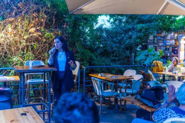 Hayfa, İsrail - Haziran 08, 2025: MK Naama Lazimi, The Democrats partisinin yerel bir meclisinde kalabalığa sesleniyor. Hayfa, İsrail