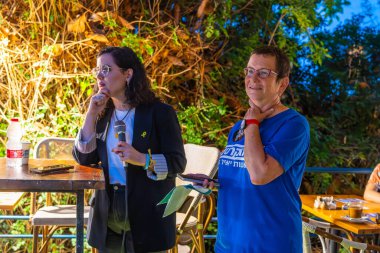 Hayfa, İsrail - Haziran 08, 2025: Dr. Rotem Sivan-Hoffmann, Uyanık Anneler (Ima Dönemi) üyesi, Demokratlar partisinin yerel bir meclisinde kalabalığa sesleniyor. Hayfa, İsrail