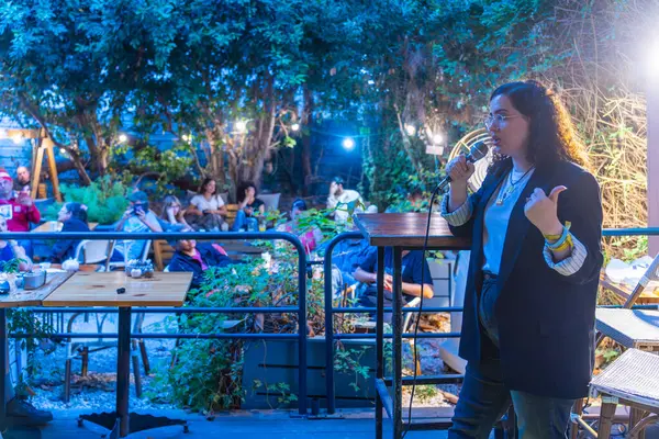 Hayfa, İsrail - Haziran 08, 2025: MK Naama Lazimi, The Democrats partisinin yerel bir meclisinde kalabalığa sesleniyor. Hayfa, İsrail