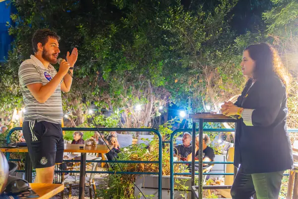 Hayfa, İsrail - Haziran 08, 2025: MK Naama Lazimi, The Democrats partisinin yerel bir meclisinde kalabalığa sesleniyor. Hayfa, İsrail