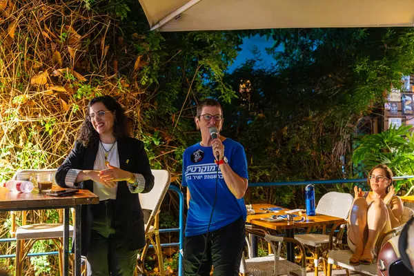 Hayfa, İsrail - Haziran 08, 2025: Dr. Rotem Sivan-Hoffmann, Uyanık Anneler (Ima Dönemi) üyesi, Demokratlar partisinin yerel bir meclisinde kalabalığa sesleniyor. Hayfa, İsrail