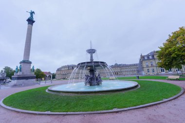 Stuttgart, Almanya - Ekim 04, 2024: Schlossplatz Meydanı 'nın gün doğumu manzarası, Stuttgart, Baden-Wurttemberg, Almanya