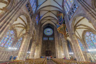 Strasbourg, Fransa - 03 Ekim 2024: Katedralin Strasbourg, Bas-Rhin, Alsace, Fransa 'daki iç manzarası