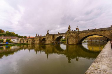 Wurzburg, Almanya - 08 Ekim 2024: Wurzburg, Bavyera, Almanya 'da yerli ve ziyaretçilerle Alte Mainbrke' nin (Eski Ana Köprü) manzarası