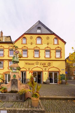 Traben-Trarbach, Almanya - 12 Ekim 2024: Traben-Trarbach, Moselle Nehri vadisi, Rhineland-Palatinate, Almanya 'da çeşitli bina, yerli ve ziyaretçilerin bulunduğu sokak manzarası