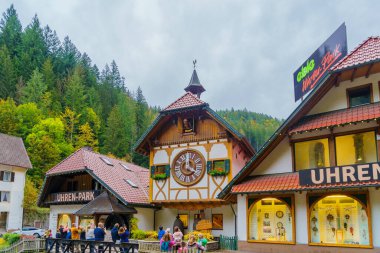 Schonach, Almanya - 15 Ekim 2024: Schonach im Schwarzwald, Kara Orman, Baden-Wurttemberg, Almanya 'da dünyanın en büyük guguklu saatine seyircilerle birlikte bakmak
