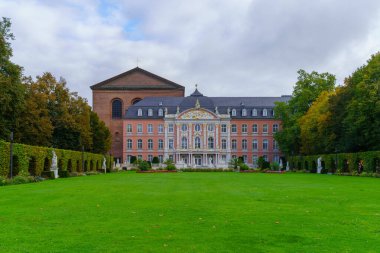 Trier, Rhineland-Palatinate, Almanya 'daki Seçim Sarayı manzarası