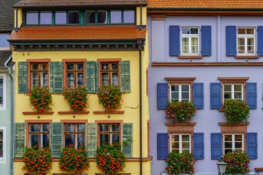 Augustinerplatz meydanındaki tipik binaların manzarası, Freiburg im Breisgau, Baden-Wurttemberg, Güneybatı Almanya