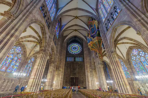 Strasbourg, Fransa - 03 Ekim 2024: Katedralin Strasbourg, Bas-Rhin, Alsace, Fransa 'daki iç manzarası