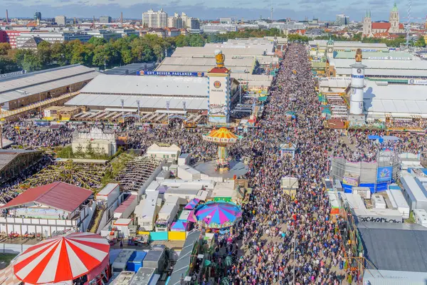Münih, Almanya - Ekim 06, 2024: Büyük kalabalık ve çeşitli tesisler, Münih, Bavyera, Almanya