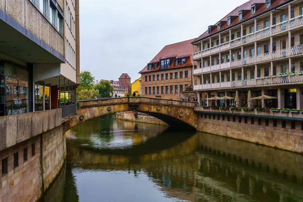 Nuremberg, Almanya - 07 Ekim 2024: Nuremberg, Bavyera, Almanya 'da Pegnitz Nehri' nin çeşitli binalarla manzarası