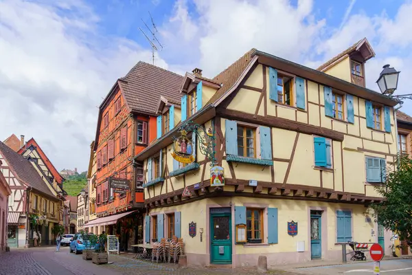Ribeauville, Fransa - 30 Eylül 2024: Ribeauville, Haut-Rhin, Fransa 'da tipik evler, yerliler ve ziyaretçilerle dolu sokak sahnesi