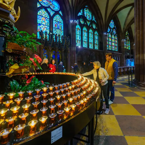 Freiburg, Almanya - 16 Ekim 2024: Freiburg im Breisgau, Baden-Wurttemberg, Güneybatı Almanya 'da hacılar ve diğer ziyaretçilerle birlikte Minster (katedral)' in iç manzarası
