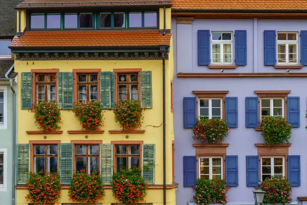 Augustinerplatz meydanındaki tipik binaların manzarası, Freiburg im Breisgau, Baden-Wurttemberg, Güneybatı Almanya