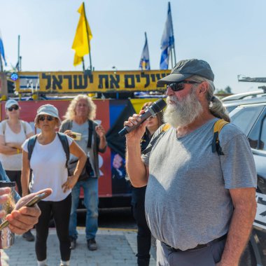 Eliakim, İsrail - 12 Haziran 2025: İnsanlar savaşın sona ermesi ve rehine anlaşması çağrısında bulunarak anneler yürüyüşüne katılıyor. Kuzey İsrail