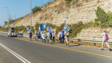 Eliakim, İsrail - 12 Haziran 2025: İnsanlar savaşın sona ermesi ve rehine anlaşması çağrısında bulunarak anneler yürüyüşüne katılıyor. Kuzey İsrail
