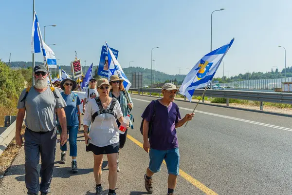 Eliakim, İsrail - 12 Haziran 2025: İnsanlar savaşın sona ermesi ve rehine anlaşması çağrısında bulunarak anneler yürüyüşüne katılıyor. Kuzey İsrail