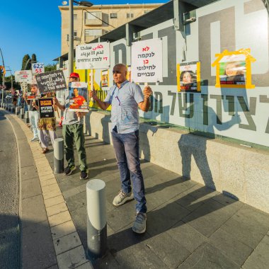 Hayfa, İsrail - 19 Haziran 2025: Barış eylemcileri, İran savaşı sırasında, İsrail, Hayfa 'da çocukların işgali ve ölümüne karşı yapılan rehine anlaşmasına son verilmesi çağrısında bulundular.
