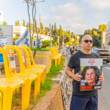 Hayfa, İsrail - 19 Haziran 2025: İran savaşı sırasında insanlar rehinelere destek vererek, anlaşmanın Hayfa, İsrail 'de tamamlanması çağrısında bulundu.