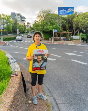 Hayfa, İsrail - 19 Haziran 2025: İran savaşı sırasında insanlar rehinelere destek vererek, anlaşmanın Hayfa, İsrail 'de tamamlanması çağrısında bulundu.