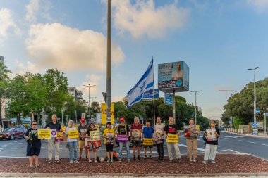 Hayfa, İsrail - 19 Haziran 2025: İran savaşı sırasında insanlar rehinelere destek vererek, anlaşmanın Hayfa, İsrail 'de tamamlanması çağrısında bulundu.