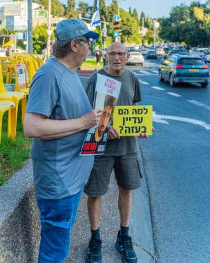 Hayfa, İsrail - 24 Haziran 2025: İran savaşı sırasında insanlar rehinelere destek vererek, anlaşmanın Hayfa, İsrail 'de tamamlanması çağrısında bulundular