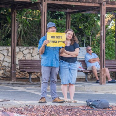 Hayfa, İsrail - 24 Haziran 2025: İran savaşı sırasında insanlar rehinelere destek vererek, anlaşmanın Hayfa, İsrail 'de tamamlanması çağrısında bulundular