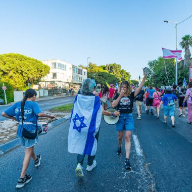 Hayfa, İsrail - 28 Haziran 2025: Protesto lideri Rotem Perelman - Farhi, savaşı sona erdirme, rehine anlaşmasının tamamlanması ve yeni seçimler çağrısında bulundu. Hayfa, İsrail