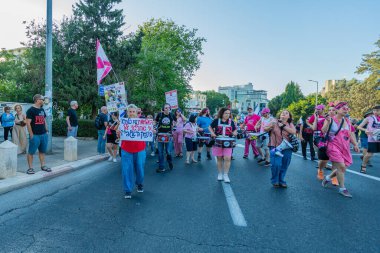 Hayfa, İsrail - 28 Haziran 2025: İnsanlar savaşın sona ermesi, rehine anlaşmasının tamamlanması ve yeni seçimler çağrısında bulunan bir protesto yürüyüşüne (Pembe Cephe Grubu) katılıyor. Hayfa, İsrail