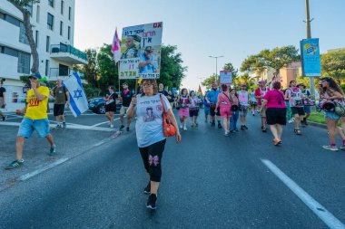 Hayfa, İsrail - 28 Haziran 2025: İnsanlar IDF 'yi Hava Kuvvetleri Navigatörü Asaf Dagan' ın şehit asker olarak tanınmamasını protesto ediyor ama sivil Jabo Erlich 'i bir asker olarak tanıyorlar. Hayfa, İsrail