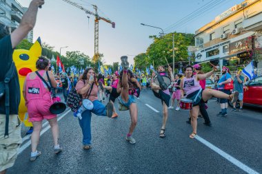 Hayfa, İsrail - 28 Haziran 2025: Bibi Netanyahu 'yu (o gidene kadar) kovmak, savaşın sona ermesi, rehine anlaşması ve yeni seçimler için çağrıda bulunmak. Hayfa, İsrail