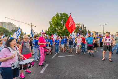 Hayfa, İsrail - 28 Haziran 2025: Davul çemberi, Hashomer Hatzair gençlik hareketi, Hayfa, İsrail 'de düzenlenen protesto mitinginin bir parçası