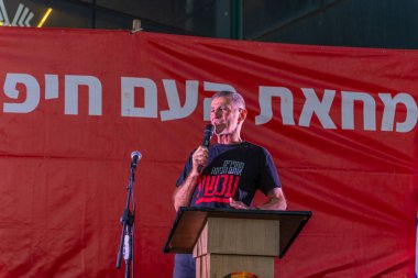 Hayfa, İsrail - 28 Haziran 2025: Demokrat Parti Genel Başkanı Yair Golan kalabalığa hitaben yaptığı konuşmada, savaşı sona erdirme, rehine anlaşmasının tamamlanması ve yeni seçimler çağrısında bulundu. Hayfa, İsrail