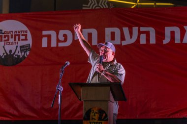 Hayfa, İsrail - 28 Haziran 2025: Danny Elgarat kalabalığa hitaben yaptığı konuşmada, savaşı bitirme, rehine anlaşmasının tamamlanması ve yeni seçimler çağrısında bulundu. Hayfa, İsrail