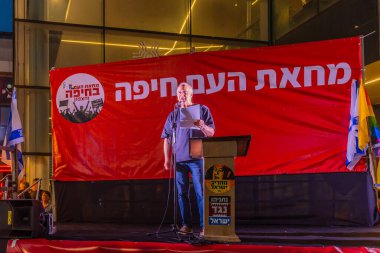 Hayfa, İsrail - 28 Haziran 2025: Prof. David Harel kalabalığa hitaben yaptığı konuşmada, savaşın sona ermesi, rehine anlaşmasının tamamlanması ve yeni seçimler çağrısında bulundu. Hayfa, İsrail