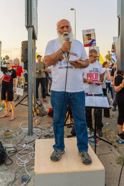 Ein HaMifratz, İsrail - 3 Temmuz 2025: Hamas rehinesi olan Dani Miran, İsrail 'in Ein HaMifratz kentinde kalabalığa konuştu.