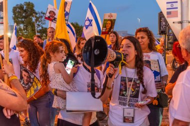 Ein HaMifratz, İsrail - 3 Temmuz 2025: Rehine posterleri ve diğer tabelaları olan insanlar, otoyolun yakınında, rehinelere destek çağrısında bulunuyorlar ve anlaşmanın tamamlanmasını istiyorlar, Ein HaMifratz, İsrail