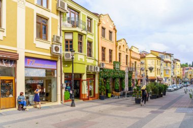 Filibe, Bulgaristan - 25 Eylül 2023: Bulgaristan 'ın Filibe kentinde çeşitli binaların, yerlilerin ve ziyaretçilerin bulunduğu sokak sahnesi