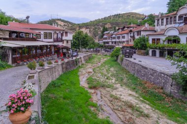 Melnik, Bulgaristan - 29 Eylül 2023: Bulgaristan 'ın güneyindeki Melnik, Pirin Dağları' nda tipik binalara sahip bir caddenin gün doğumu manzarası