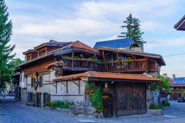 Bulgaristan 'ın Bansko kenti - 29 Eylül 2023: Bulgaristan' ın güneybatısındaki Bansko kentinde tipik binalara sahip bir sokak manzarası