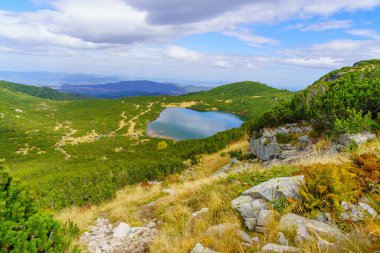 Bulgaristan 'ın güneybatısındaki Rila Ulusal Parkı' nda, Yedi Gölün bir parçası olan Aşağı Göl manzarası